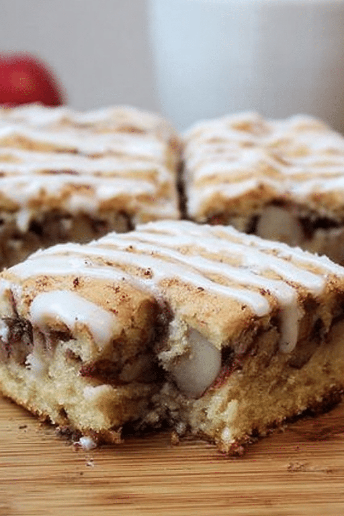 apple cinnamon sheet cake with glazed top and sliced apples