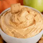 creamy pumpkin pie dip with apples and graham crackers