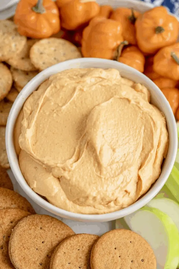 creamy pumpkin pie dip with apples and graham crackers