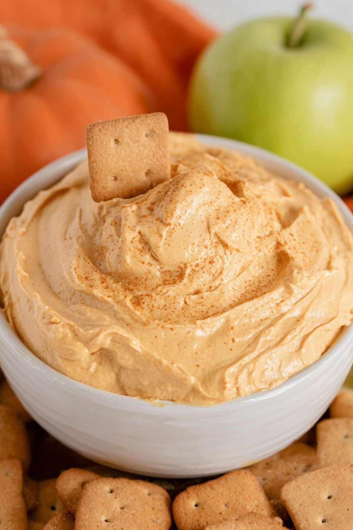 creamy pumpkin pie dip with apples and graham crackers