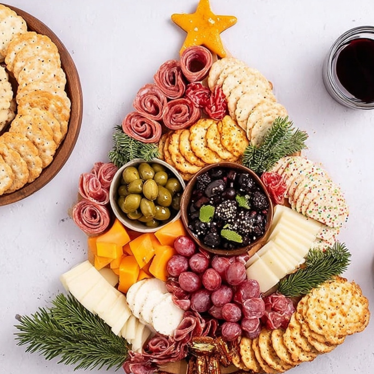 Christmas Tree Charcuterie Board - Easy and Festive - ZazaCook